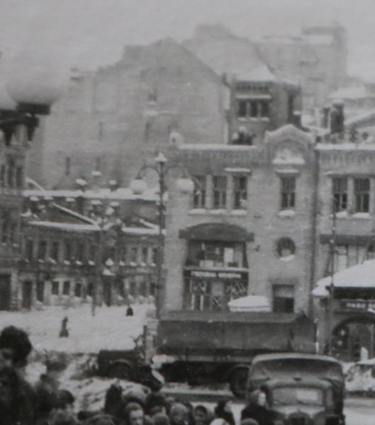 altes Foto - erhängter Partisan ??? Stadt ?? großes Gebäude - Russland ?